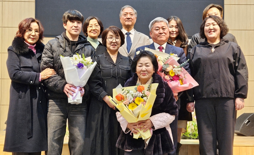 875 신웅철 장로 가족 사진.jpg